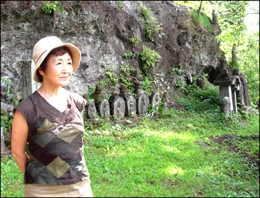 三つ堂を訪れた加藤登紀子さん